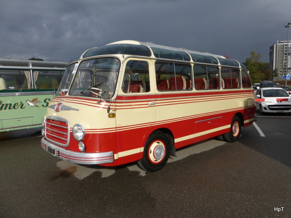 Reisebus Oldtimer Setra S 6 auf einem Parkplatz eines Einkauf Center in Bern Brünnen am 25.10.2014