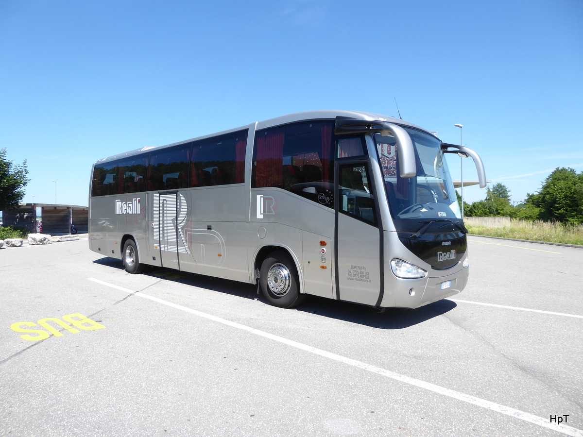 Reisebus - Scania Irizar auf dem Autobahnparkplatz in Estavayer le Lac am 11.06.2017