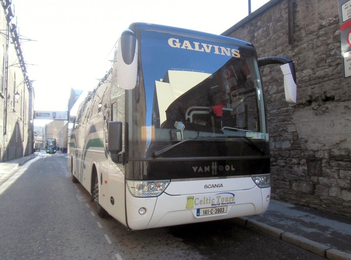 Reisebus von Scania mit Van Hool Aufbau am 13.11.15 in Dublin.