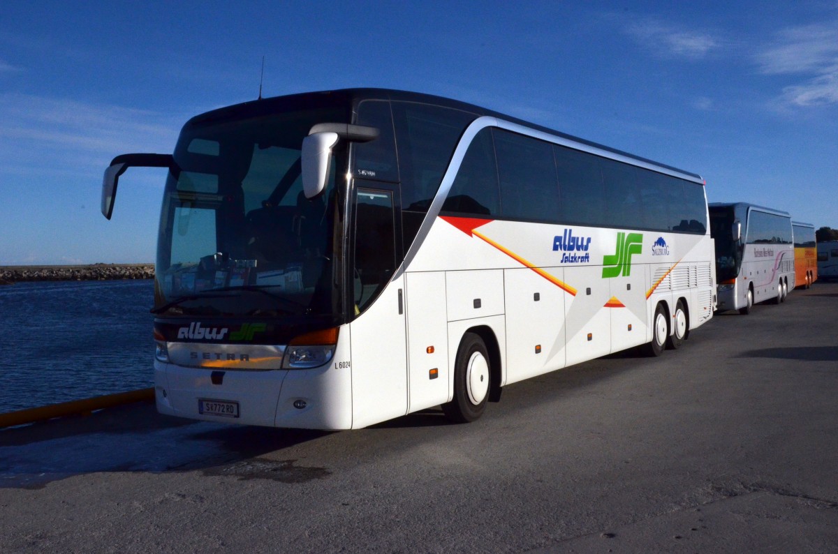 Reisebus  SETRA S 417 HDH am Hafen in Svolvaer von ALBUS Salzkraft am 30.06.2014 gesehen.