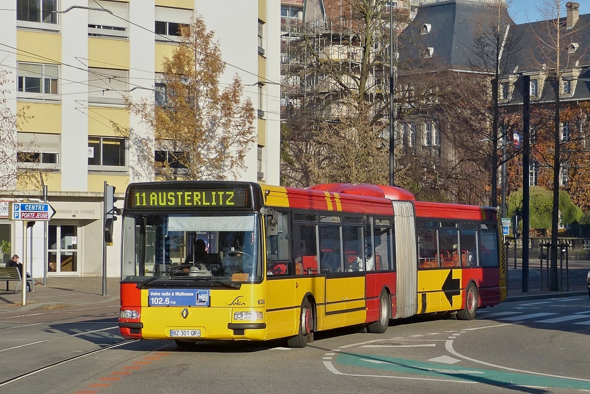 Renault Agora Gelenkbus des Straßenbahnunternehmens Solea aufgenommen am 10.12.2013 in den Straßen von Mulhouse. 