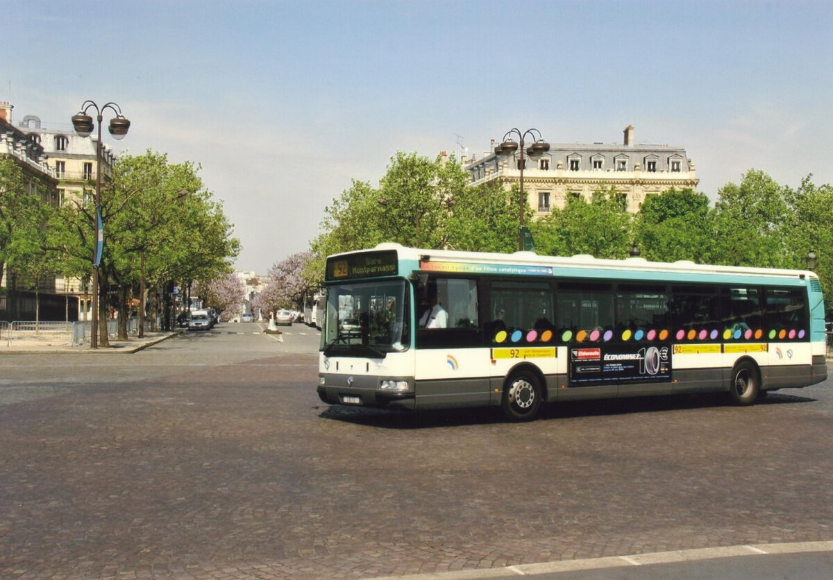 Renault Agora S Bus 2873 der RATP, Linie 92 nach Gare Montparnasse, Avenue des Champs-�lys�es in Paris am 4. Mai 2005.