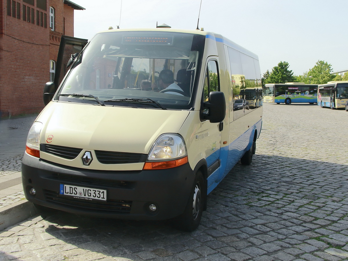 Renault Master der Verkehrsgesellschaft Dahme-Spreewald mbH (RVS) auf der StadtLinie 518 in Lübben am 12. Juni 2019 am (Haupt)Bahnhof. 