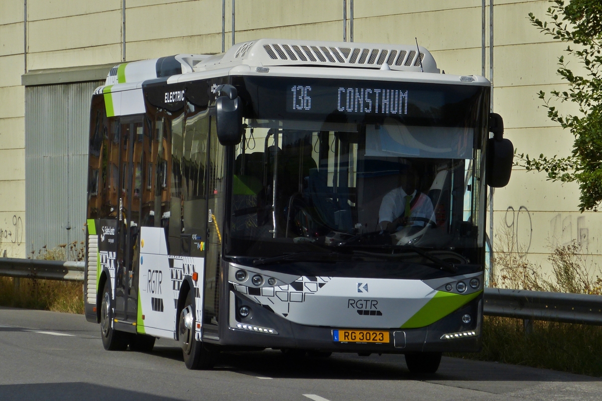 RG 3023, Karsan Atak eBus, von Sales Lentz, hat soeben die Bushaltestelle am Bahnhof in Ettelbrück verlasen und bedient die Linie 136 nach Constum. 08.2022