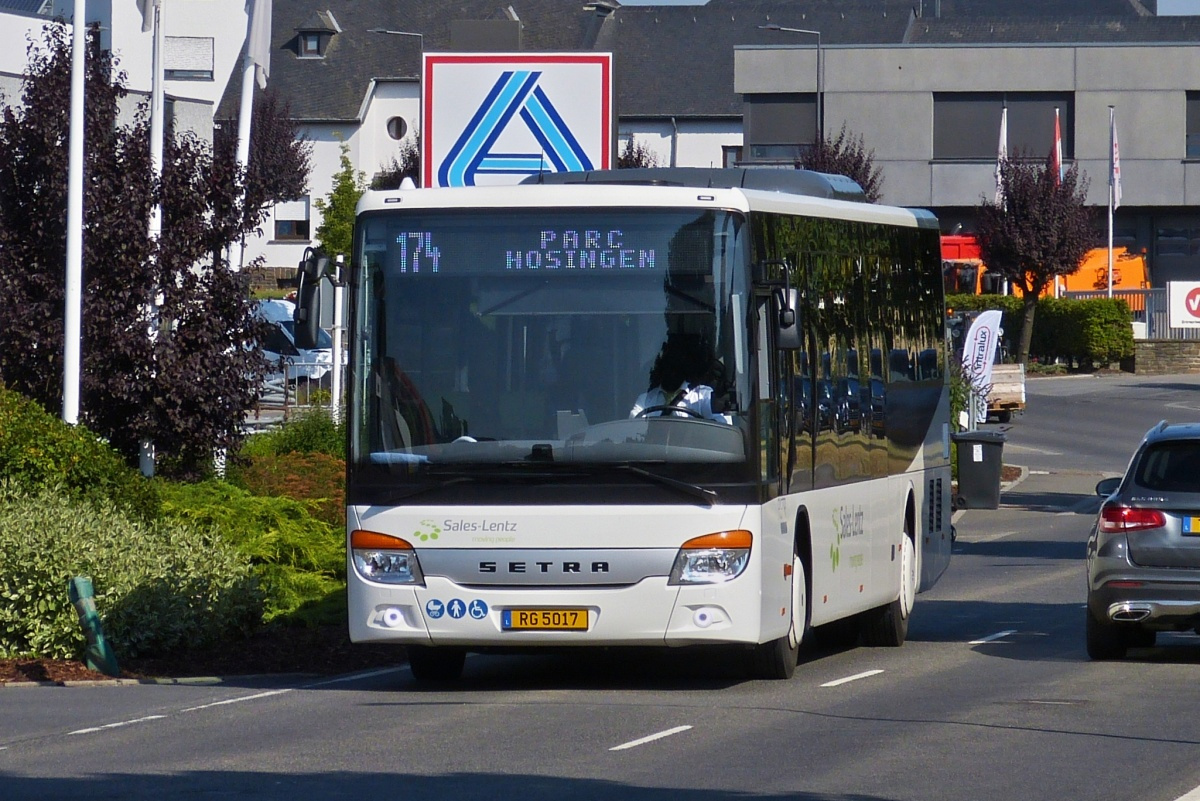 RG 5017, Setra S 416LE, von Sales Lentz, bei der Durchfahrt in Marnach aufgenommen. Linie 174 steht seit dem 17.07.2022 für die Strecke Troisvierges – Parc Hosingen. 07.2022. 