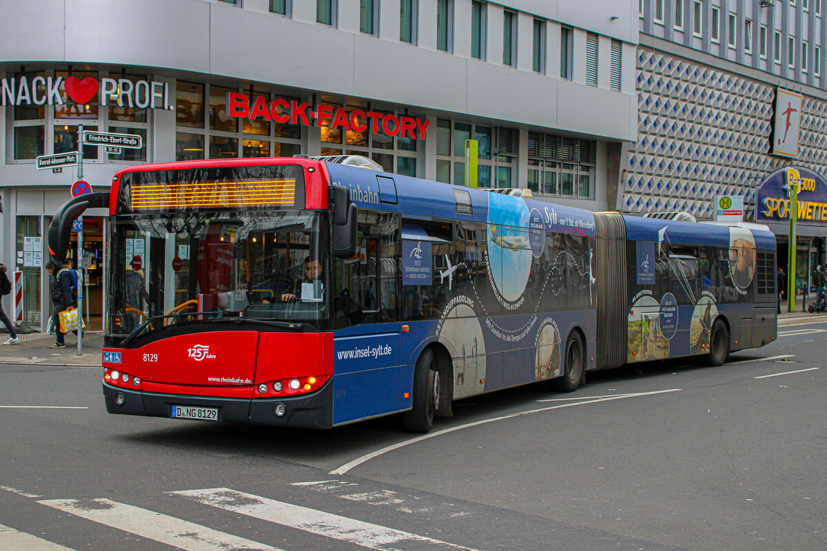Rheinbahn Wagen 8129 mit einer Werbung für einen Urlaub auf der Insel Sylt erreicht seine Endhaltestelle als Linie 737, 3. Dezember 2021, Düsseldorf Hbf