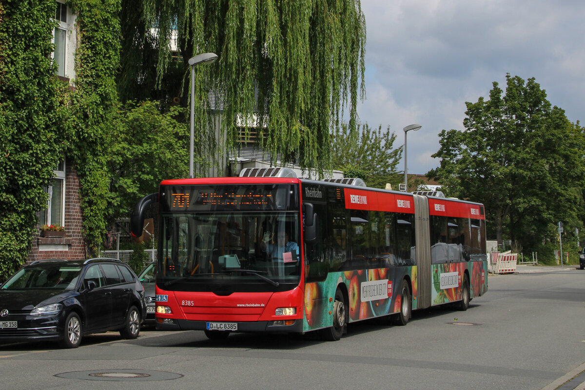 Rheinbahn Wagen 8385 mit der Werbung für die Supermarktkette Rewe verkehrt auf der Linie 701 als SEV nach Dreieck, 1. August 2021, Düsseldorf Rath