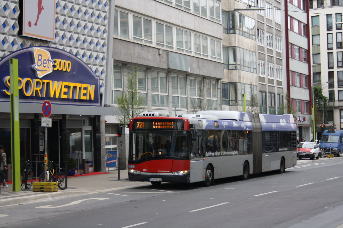 Rheinbahn Wagen 8403 ist ein Solaris Urbino 18 Hybrid und als 721 auf dem Weg zum Tannenhof, hier am Hauptbahnhof.