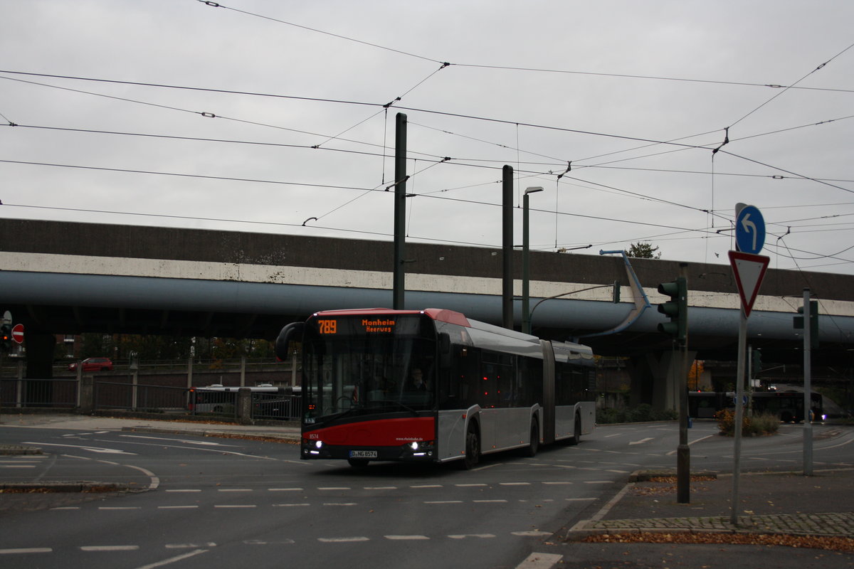 Rheinbahn Wagen 8574 ist als 789 auf dem Weg nach Monheim und hat den Benrather Bahnhof hinter sich gelassen.