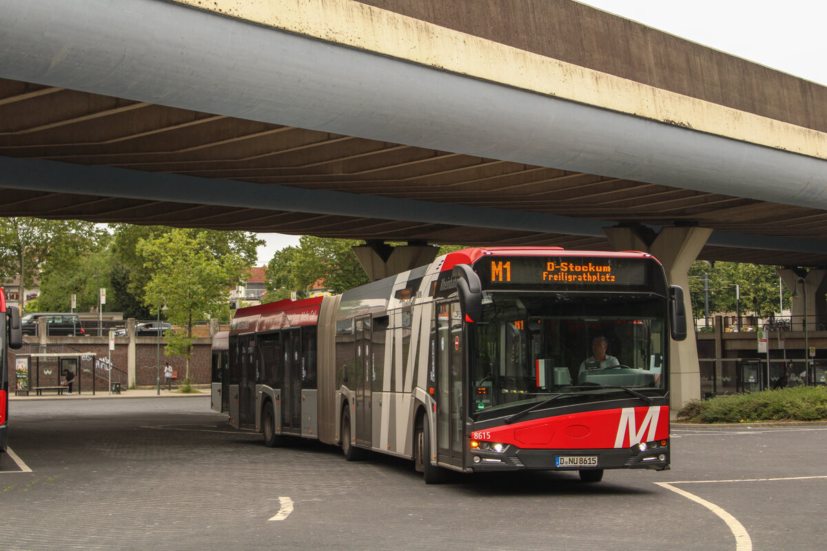 Rheinbahn Wagen 8615 als M1 nach Freiligrathplatz, 20. Juli 2021, D-Benrath