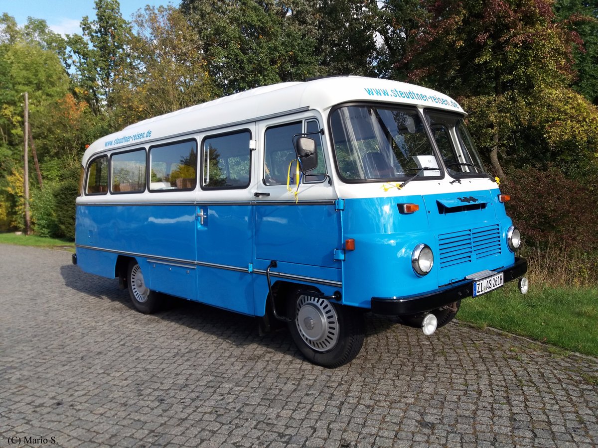 Robur Bus am 28.09.2019 vor dem Bahnhof Bertsdorf
