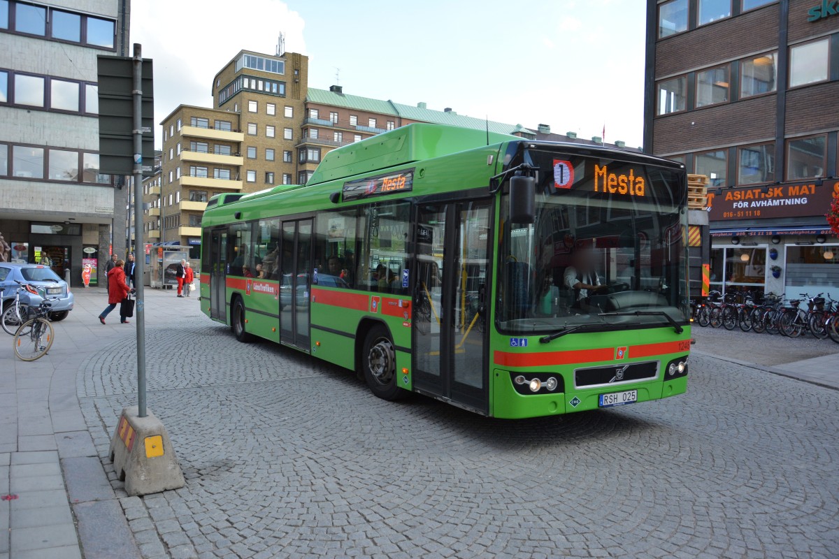 RSH 025 unterwegs in Eskilstuna Innenstadt am 17.09.2014. Aufgenommen wurde ein Volvo 7700 CNG.
