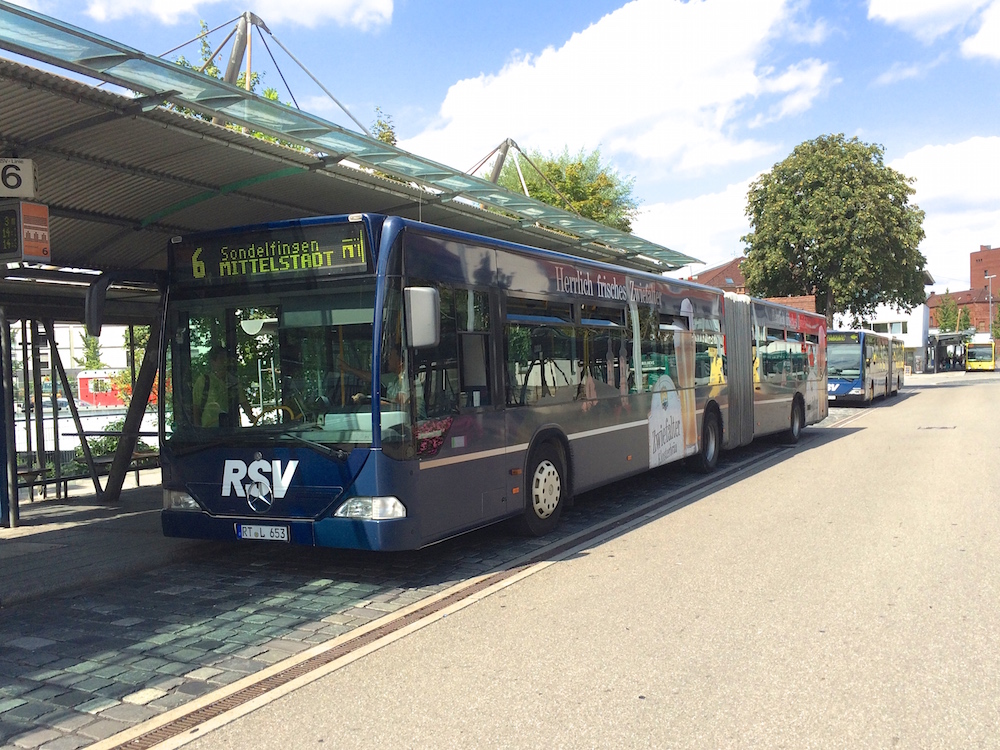 RSV Reutlingen Kocher | Lutz, Mercedes-Benz Citaro G (RT-L 653, 2001) am Di 18. August 2015 am Busbahnhof Reutlingen Stadtmitte.