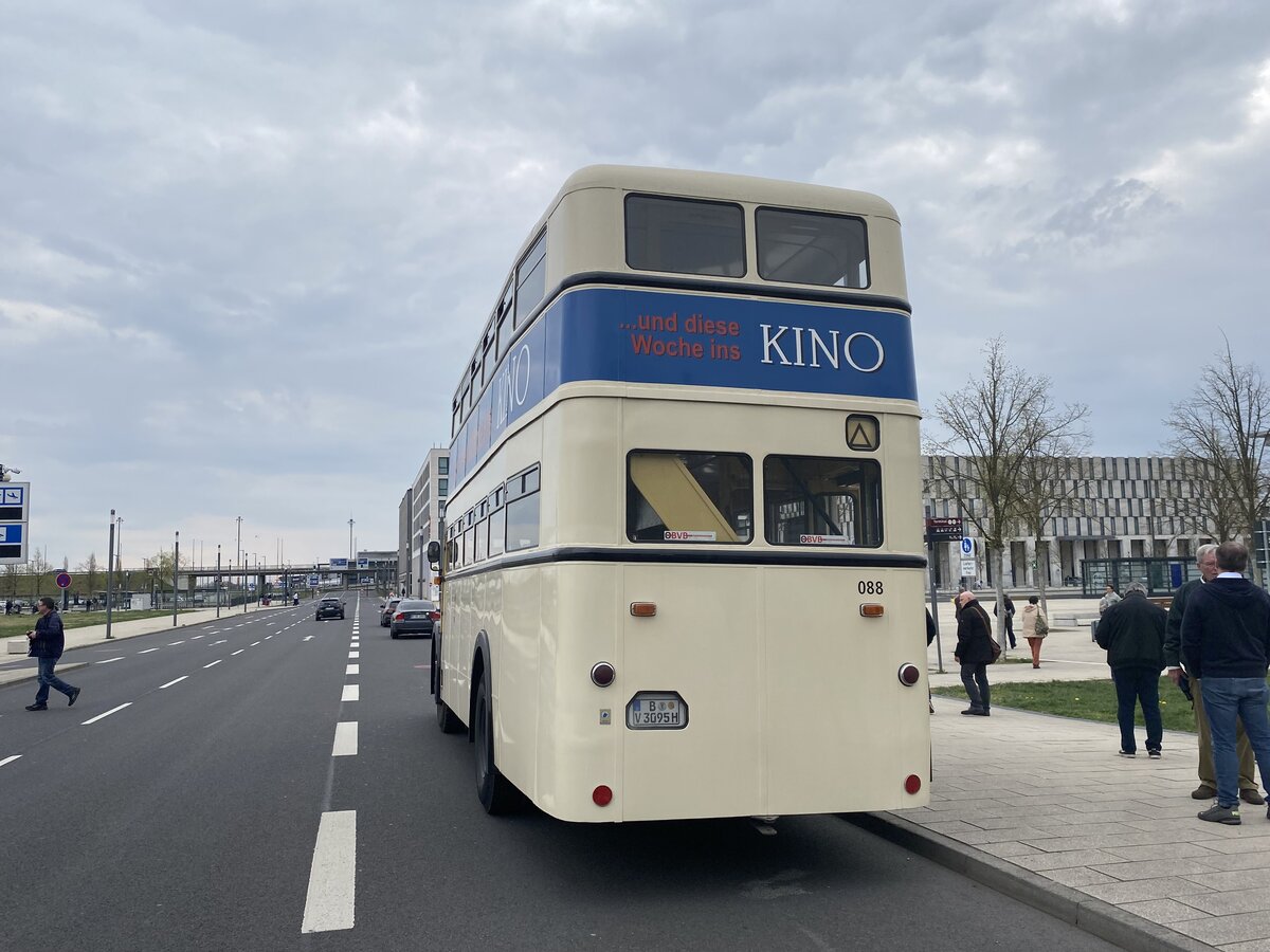 Rückseitiger Blick auf den Doppeldecker Omnibus Do 56 am 19. April 2026 am Terminal des Flughafen BER.