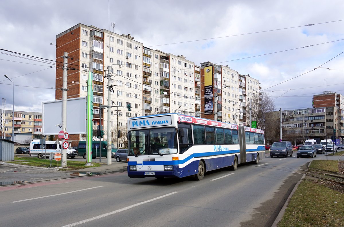 Rumänien / Bus Arad: Mercedes-Benz O 405 G (ehemals Zugerland Verkehrsbetriebe AG, Zug / Schweiz) von PUMA TRANS S.R.L. ARAD, aufgenommen im März 2017 im Stadtgebiet von Arad.
