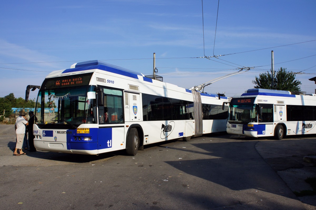 Rumnien / Ploiesti: O-Bus 5910 und 5920 (gebraucht aus Lausanne bernommen) an der Endstelle der Linie 44 (Malu Rosu). Aufgenommen Anfang September 2013.