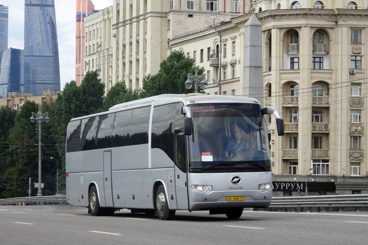 Russland / Bus Moskau / Bus Moscow: Reisebus des chinesischen Herstellers Higer (HIGER BUS Company Ltd.), aufgenommen im Juli 2015 im Stadtgebiet von Moskau. 
