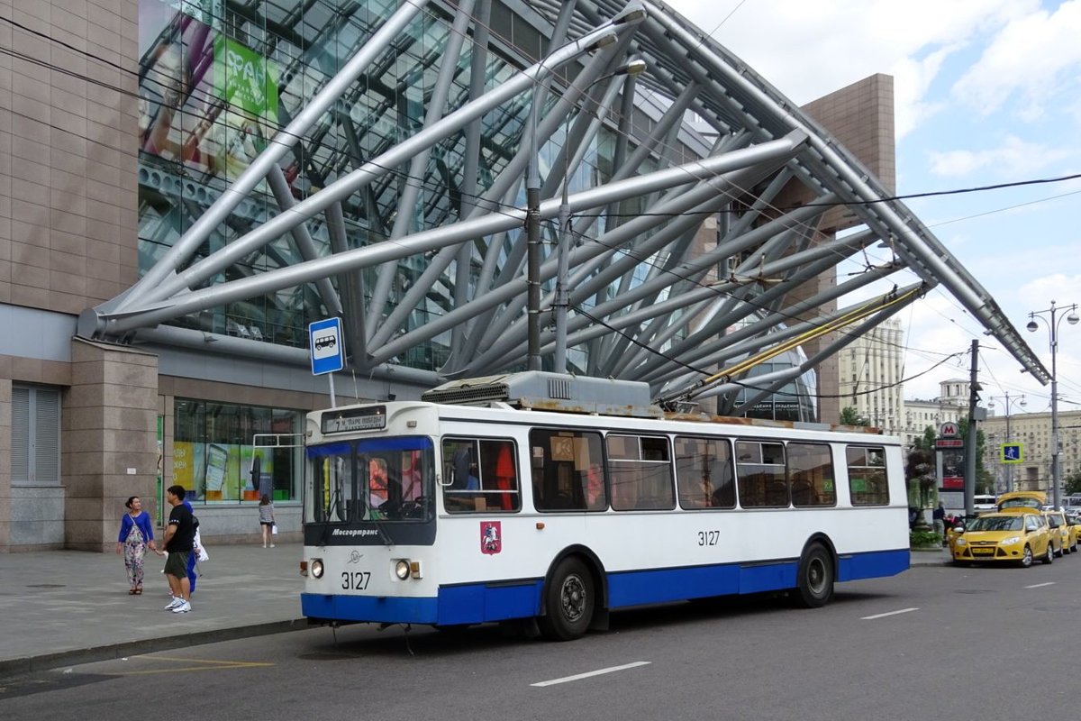 Russland / Bus Moskau / Bus Moscow: Oberleitungsbus ZiU-682GM1 (ZiU-9), aufgenommen im Juli 2015 im Stadtgebiet von Moskau. 