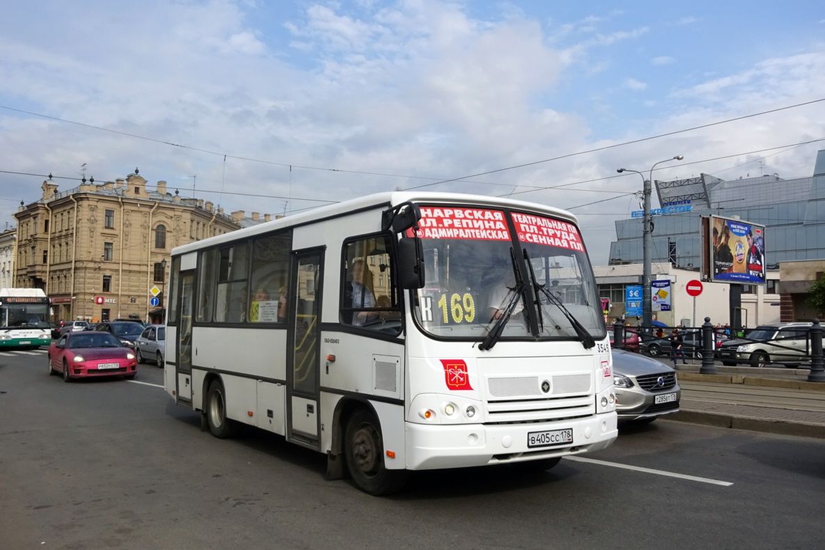Russland / Bus Sankt Petersburg / Bus Saint Petersburg: Kleinbus des russischen Herstellers Pavlovsky Avtobusny Zavod (PAZ) - 3204, aufgenommen im Juli 2015 im Stadtgebiet von St. Petersburg. 