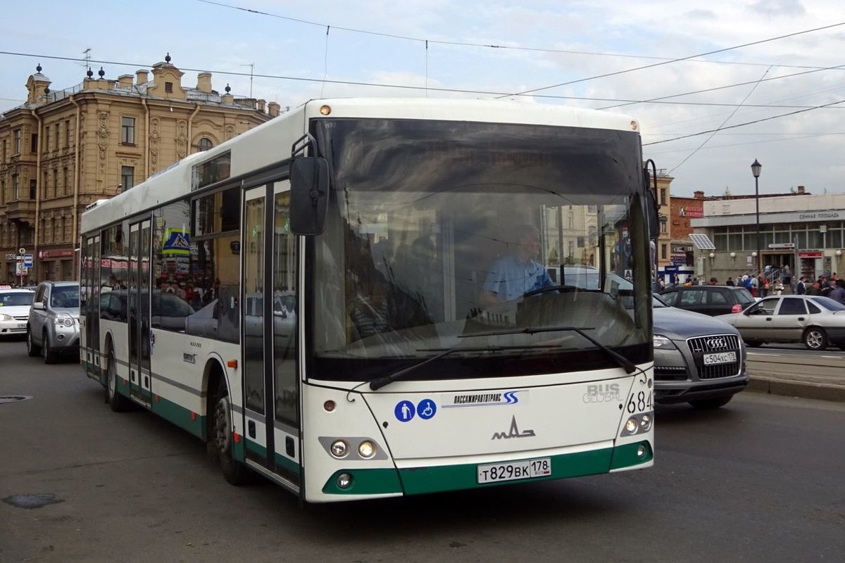 Russland / Bus Sankt Petersburg / Bus Saint Petersburg: MAZ-203 (Minski Awtomobilny Sawod), aufgenommen im Juli 2015 im Stadtgebiet von St. Petersburg. 