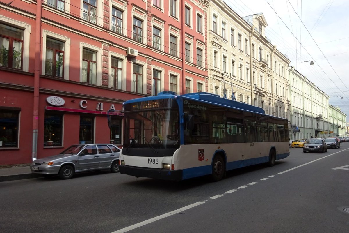 Russland / Bus Sankt Petersburg / Bus Saint Petersburg: Oberleitungsbus VMZ-5298.01 (Trans-Alfa), aufgenommen im Juli 2015 im Stadtgebiet von St. Petersburg.