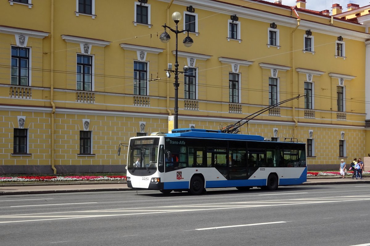 Russland / Bus Sankt Petersburg / Bus Saint Petersburg: Oberleitungsbus VMZ-5298.01 “Avangard” (Trans-Alfa), aufgenommen im Juli 2015 im Stadtgebiet von St. Petersburg.