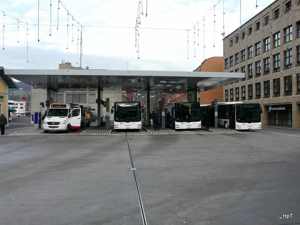RVBW - Bustreminal auf dem Bahnhofsplatz mit Mercedes Sprinter Nr.14 und MAN Lion`s City Nr.85 und Nr.171 und Nr.164 in Baden am 28.12.2013