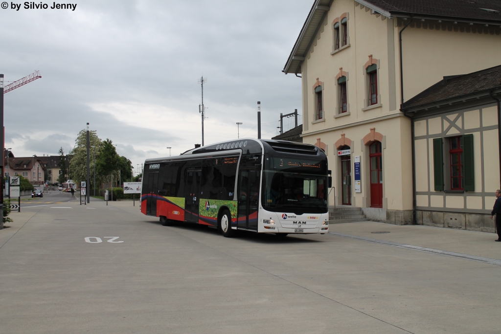 RVBW Nr. 33 (MAN A37 Lion's City Hybrid, ex. Stadtbus Chur) am 19.5.2015 beim Bhf. Wettingen