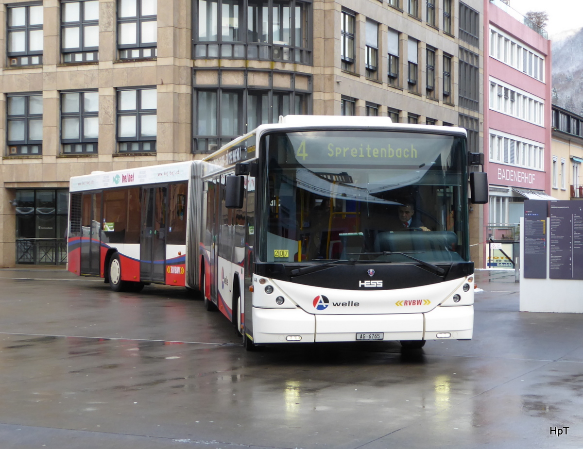 RVBW - Scania-Hess  Nr.144  AG 6765 unterwegs auf der Linie 4 beim verlassen der Bushaltestellen vor dem Bahnhofsgebäude in Baden am 16.01.2016