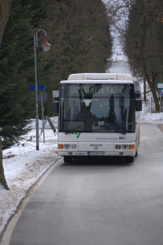  RVE Bewegt das Erzgebirge , zumindest kann Mann oder Frau , wenn der Busfahrer nett ist, direkt an der Kammloipe aussteigen und eine Skitour beginnen.
Linie Eibenstock-Carlsfeld.  10.02.2014  13:16 Uhr. 