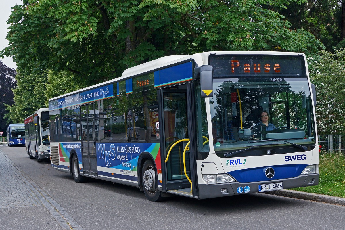 RVL/SWEG: Auf dem Busbahnhof Lörrach warten gleich mehrere Busse auf ihren nächsten Einsatz.  Lörrach, 4. Juni 2014.
Foto: Walter Ruetsch