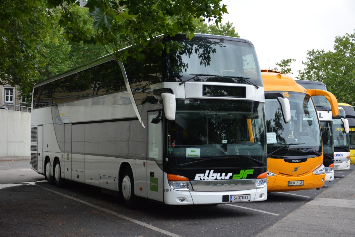 S 378 RX aus Österreich steht am 08.07.2014 am ZOB. Dies ist ein Ersatzbus. Setra 431 DT.