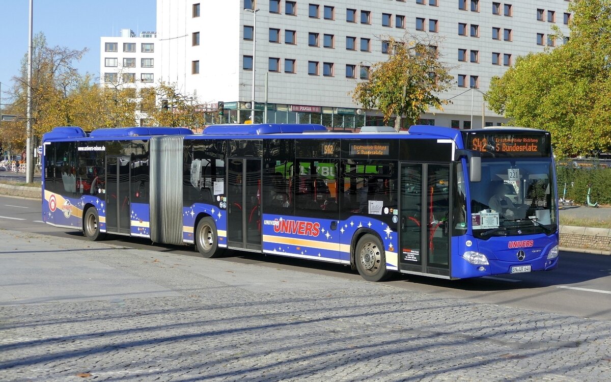 S42 Ersatzverkehr- SEV der S-Bahn Berlin mit dem Mercedes-Benz Citaro C2 G Nr.46, von Univers Reisen GmbH, Bonn. Berlin im Oktober 2022.