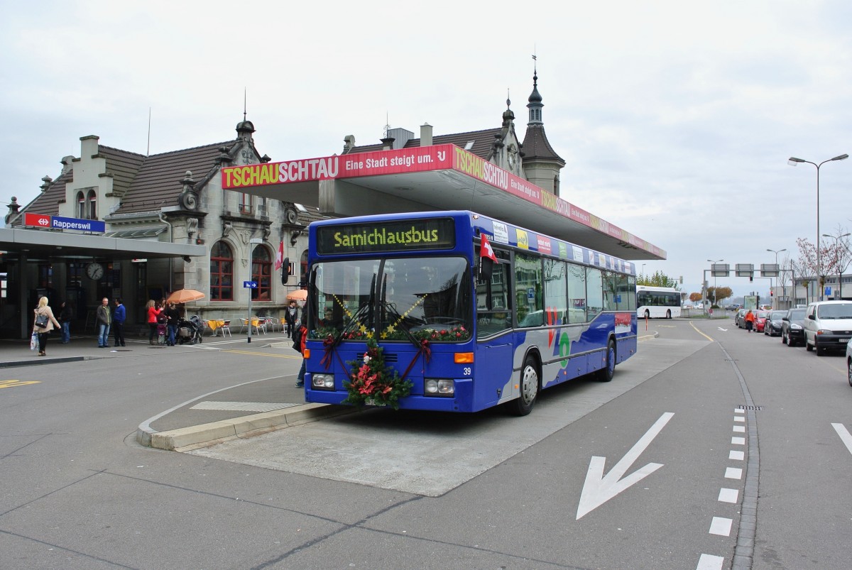 Samichlausbus der VZO, MB 405N Nr.39, beim Bahnhof Rapperswil, 12.11.2014.

