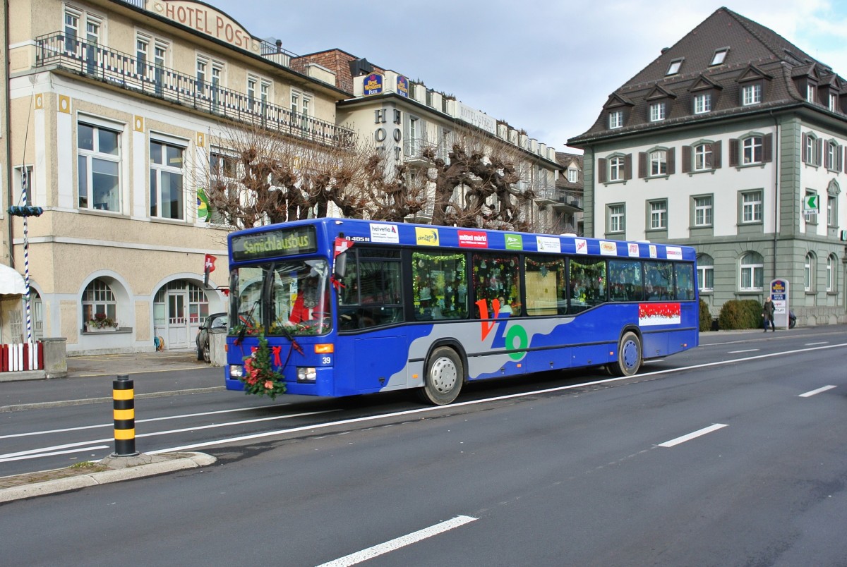 Samichlausbus der VZO, MB 405N Nr.39, beim Bahnhof Rapperswil, 11.12.2014. 