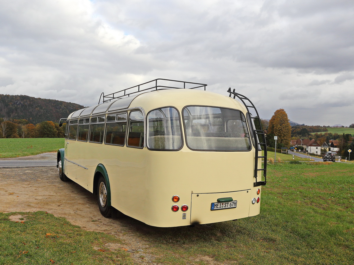 Saurer Bus aus dem Jahr 1960 steht auf den Weg in Richtung Bad Schandau am 23. Oktober 2021 zum ansehen bereit.