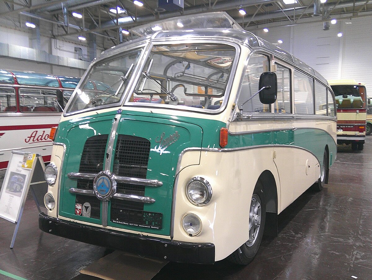 Saurer N2C Bus aus dem Jahr 1951. Der Bus mit Panoramaverglasung bietet Sitzplätze für 23 Fahrgäste. Der Sechszylinderdieselmotor aus eigener Fertigung leistet 85 PS. Retro-Classics Essen am 09.04.2026.