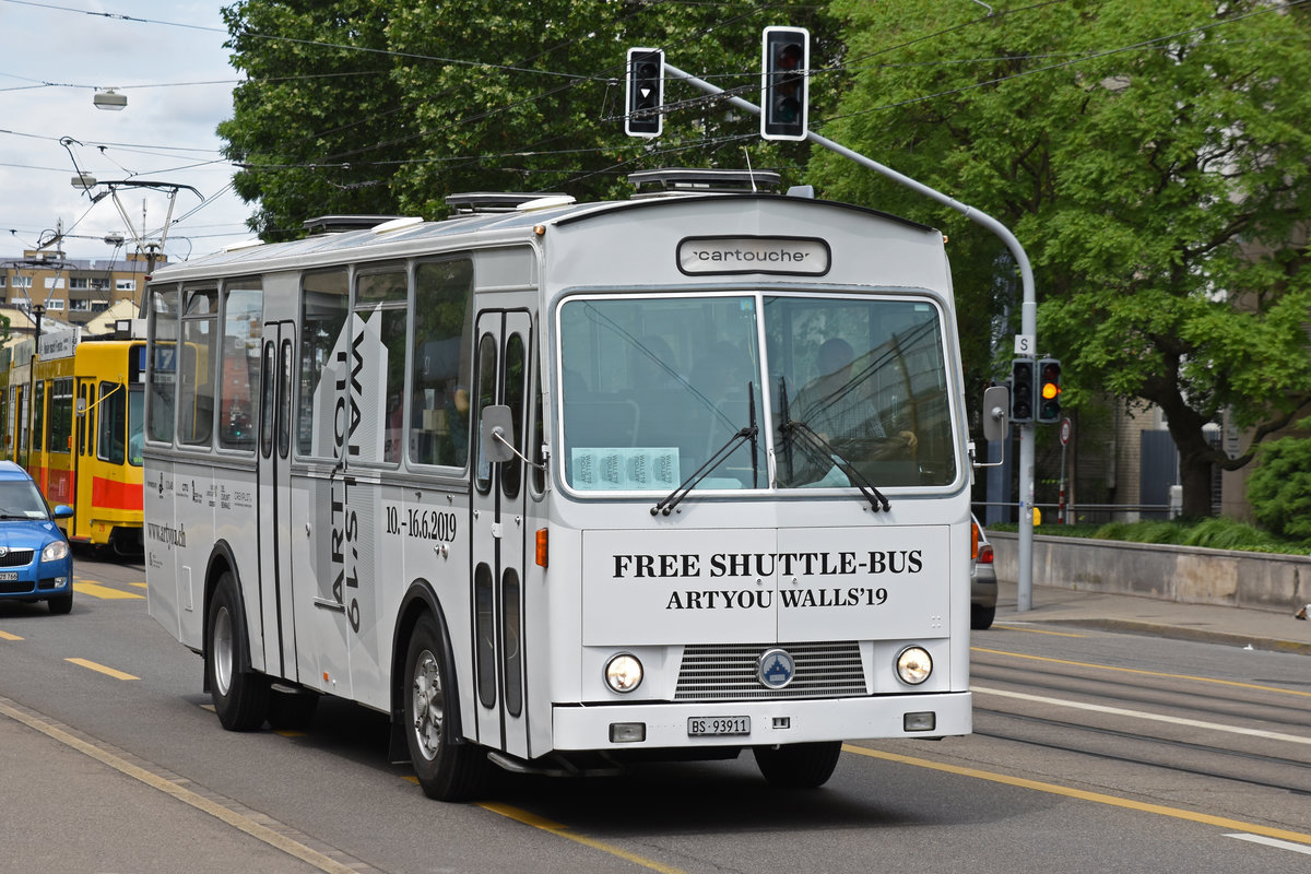Saurer Oldtimer fährt während der ART Basel als Shuttle Bus zu einer Ausstellung. Hier fährt der Bus Richtung Dreirosenbrücke. Die Aufnahme stammt vom 15.06.2019.