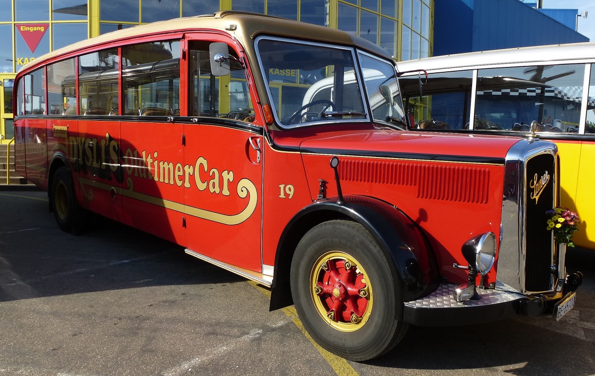 Saurer, Reisebus aus der Schweiz, ausgestellt beim Europatreffen historischer Busse in Sinsheim, April 2014