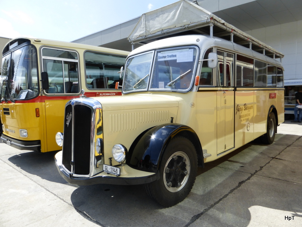 Saurer Reisebus ausgestellt auf dem Areal des Camus Sursee am Saurer Treff am 30.08.2014
