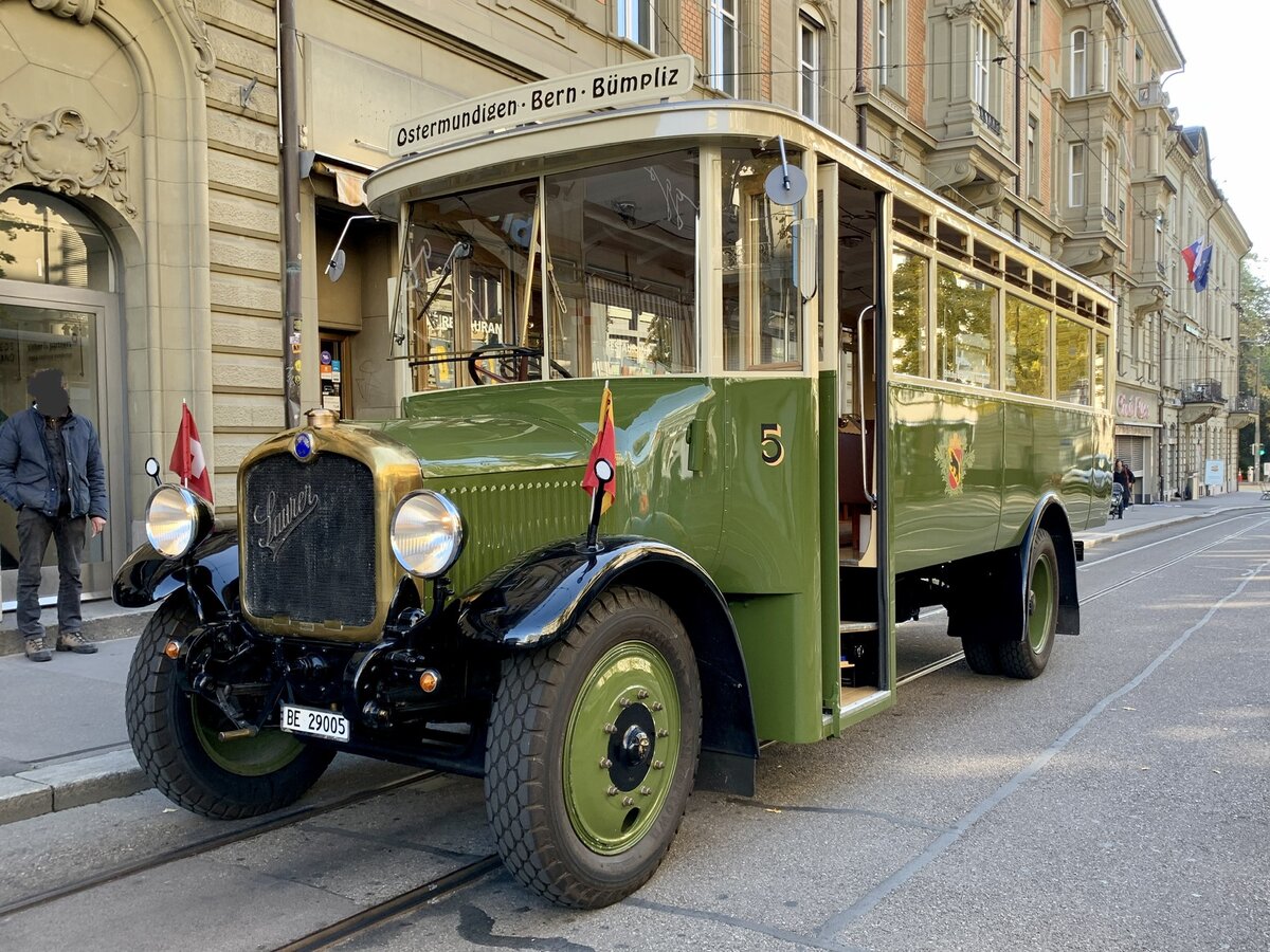 Saurer Schnauzenbus Nr. 5 von Bernmobil Historique am 24.10.21 bei der Schwanengasse in Bern.