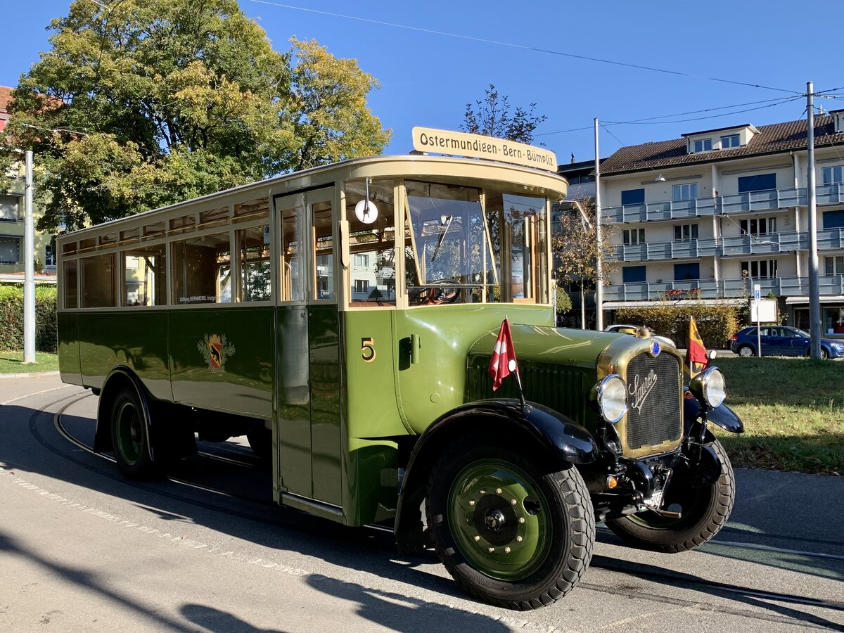 Saurer Schnauzenbus Nr. 5 von Bernmobil Historique am 24.10.21 in Bern Weissenbühl.