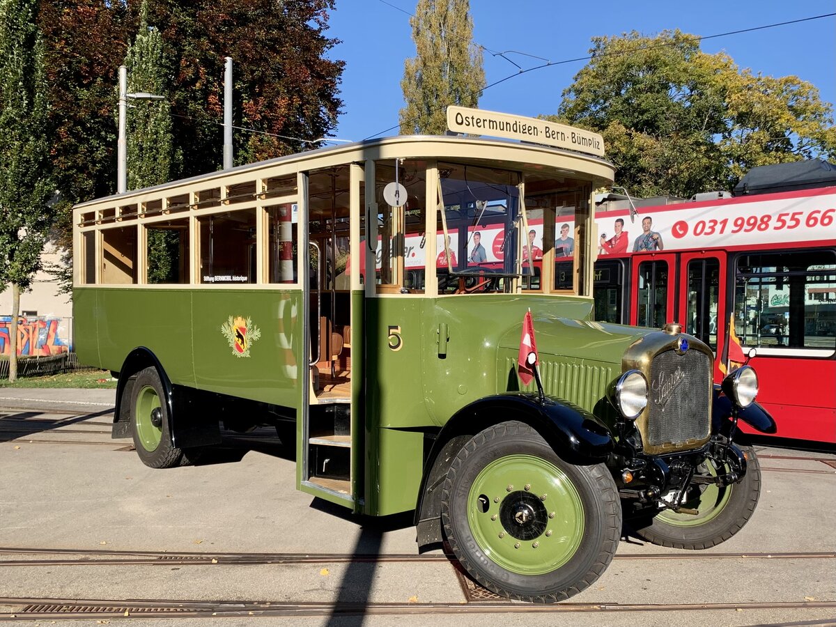 Saurer Schnauzenbus Nr. 5 von Bernmobil Historique am 24.10.21 in Bern Weissenbühl.