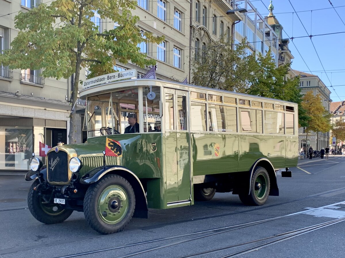 Saurer Schnauzenbus Nr. 5 von Bernmobil Historique am 24.10.21 beim Bahnhof Bern.