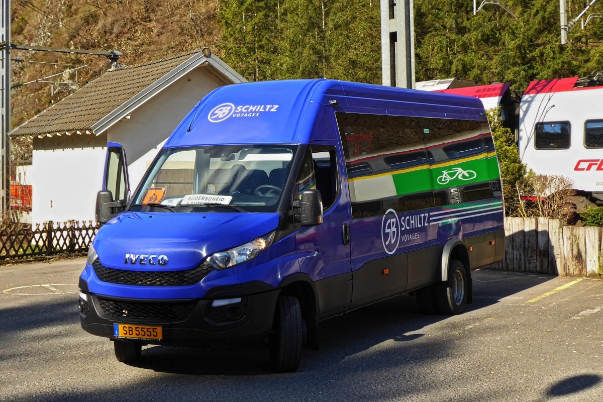 SB 5555, Iveco Daily Kleinbus von Voyages Schiltz, gesehen in Kautenbach.  29.03.2019