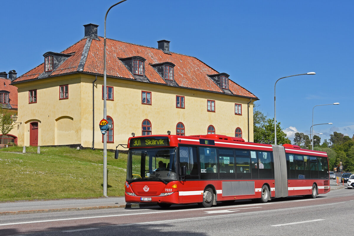 SCANIA Bus 7222, auf der Linie 301, fährt zur Haltestelle beim Schloss Drottingholm. Die Aufnahme stammt vom 01.06.2022.