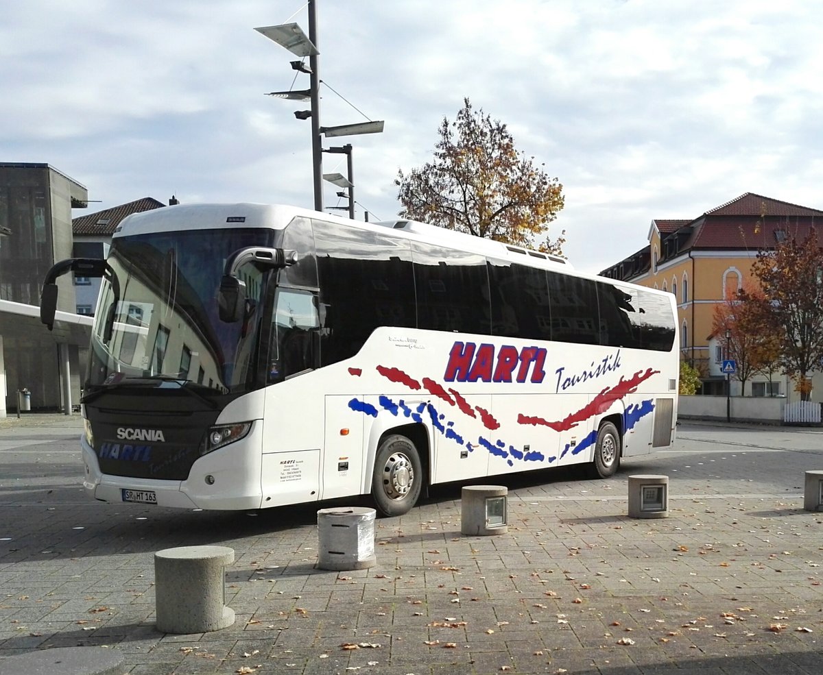 Scania Bus von Hartl Touristik aus Irlbach am Bahnhofsvorplatz von Plattling 30.10.2016. Eingesetzt als Schienenersatzverkehr Richtung Straubing.
