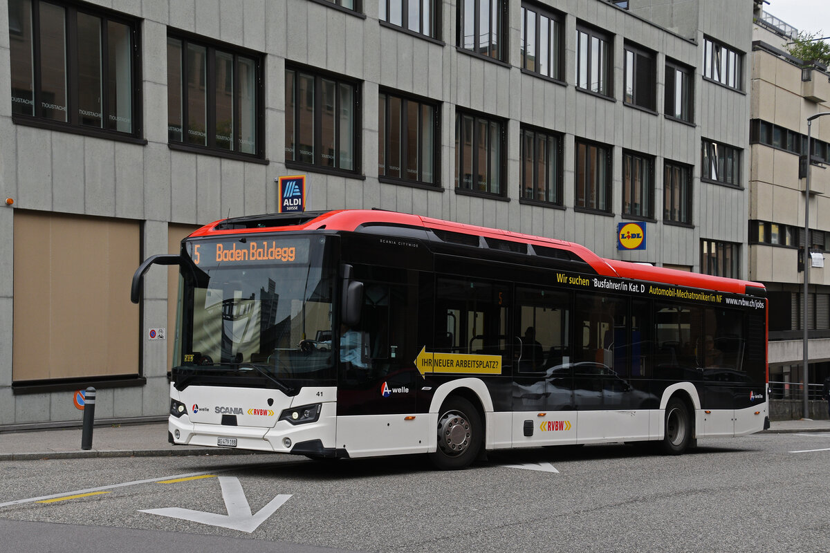 Scania City Wide Elektrobus 41, auf der Linie 5, f�hrt am 08.09.2025 zur Haltestelle beim Bahnhof Baden.