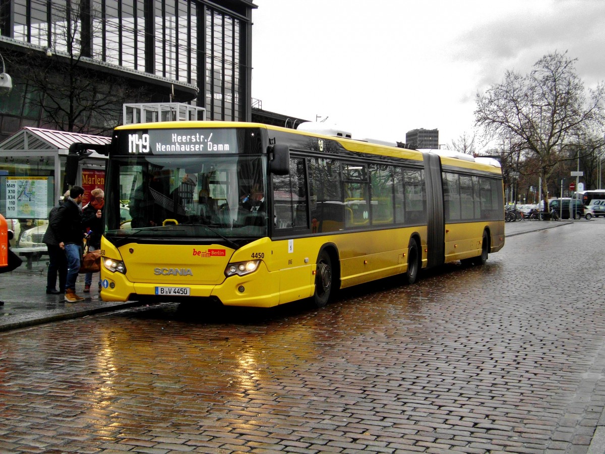 Scania Citywide auf der Linie M49 nach Berlin Staaken Heerstraße/Nennhauser Damm am S+U Bahnhof Zoologischer Garten.(23.12.2014)
