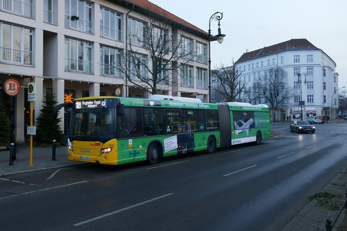 Scania Citywide der BVG, Wg.4584, bei abendlicher Dämmerung auf der Linie 109- Richtung Flughafen Tegel. Berlin -Charlottenburg im Januar 2019. 